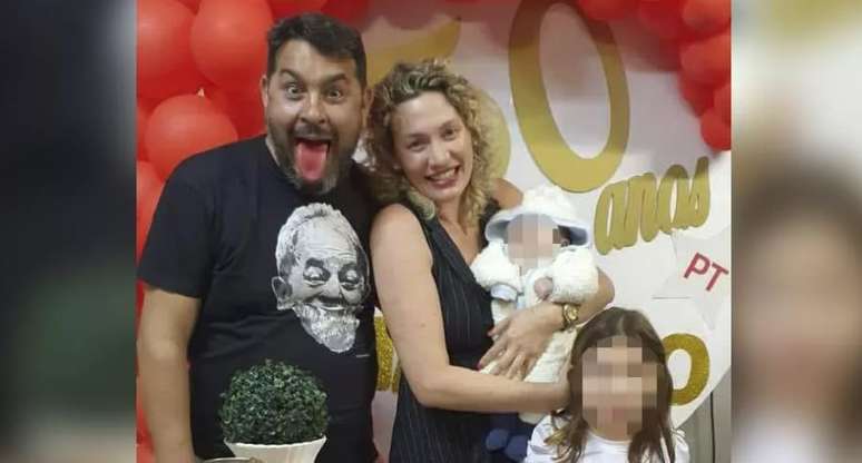 Marcelo Arruda posou com a mulher em festa antes de ser morto