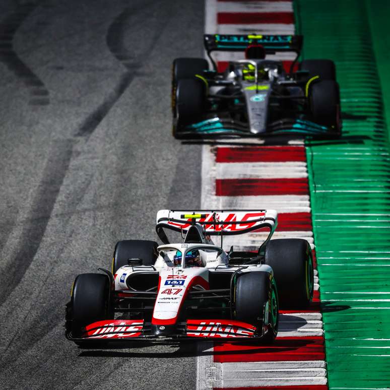 Na corrida sprint da &Aacute;ustria, Mick precisou segurar ningu&eacute;m menos que Lewis Hamilton