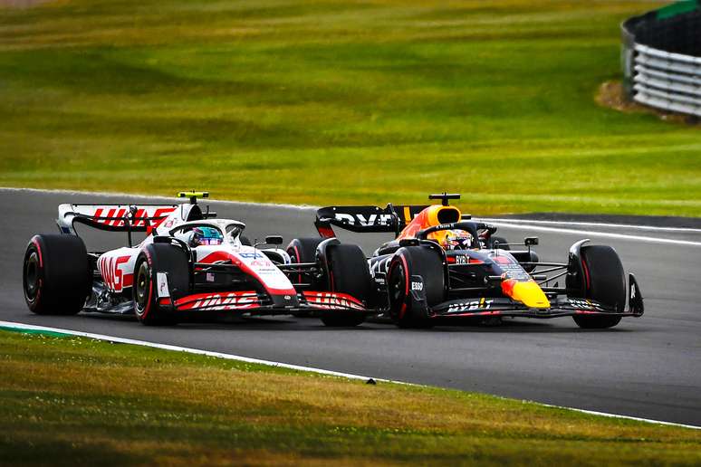 Em Silverstone, Schumacher encarou dura defesa por parte do campeão Max Verstappen