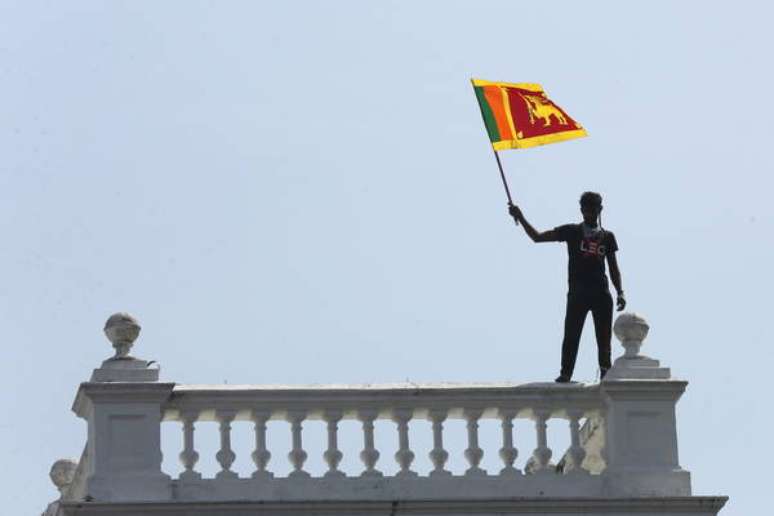 Manifestante no terraço do gabinete do primeiro-ministro Ranil Wickremesinghe