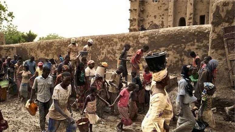 A recobertura anual com argila da Grande Mesquita de Djenné, no Máli, é considerada um importante símbolo de coesão social