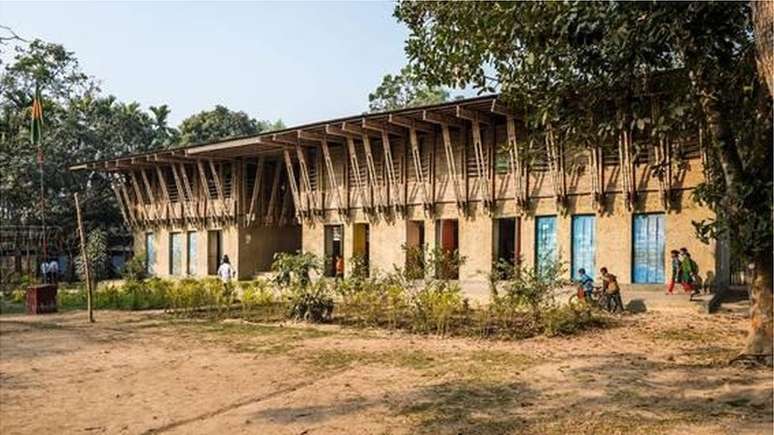 A arquiteta austríaca Anna Heringer foi responsável pela construção manual da escola METI em Bangladesh, totalmente com materiais locais, como barro, palha e bambu.