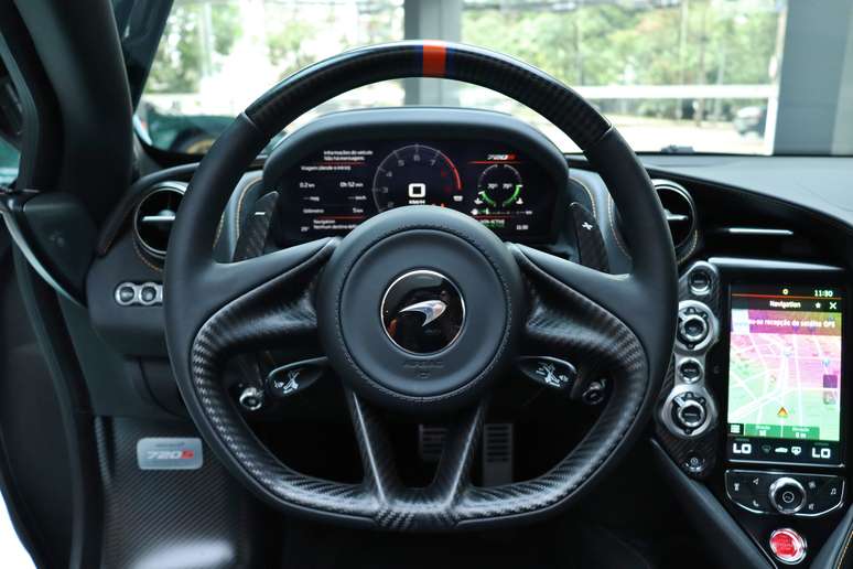 McLaren 720S Gulf: acabamento interno com detalhes na cor laranja