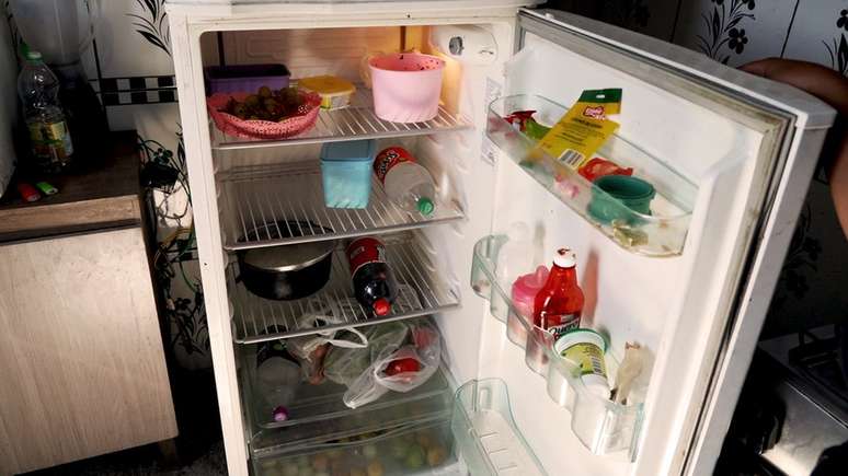 Geladeira da casa de Vit&oacute;ria est&aacute; quase vazia e filha de 1 ano sofre com desnutri&ccedil;&atilde;o