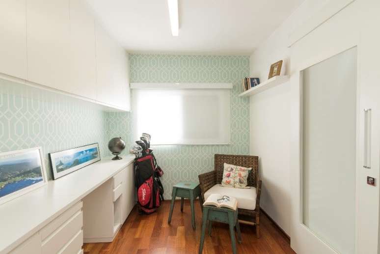 Espa&ccedil;o de armazenamento &eacute; o que n&atilde;o falta neste escrit&oacute;rio. Foram instaladas prateleiras, arm&aacute;rios e a bancada ainda conta com gavetas