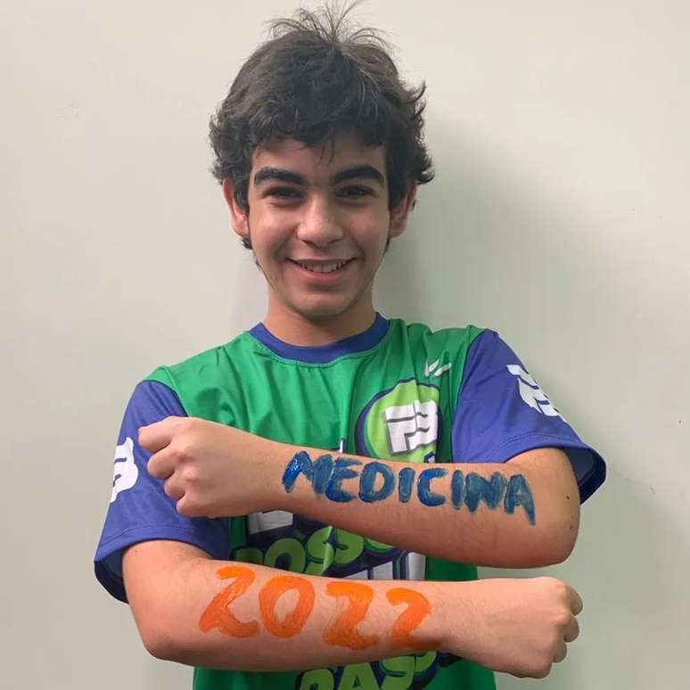 Caio Temponi, de 14 anos, acumula aprovações em vestibulares e medalhas em olimpíadas de Matemática e Português