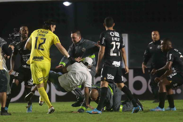 Cássio é agredido por torcedor do Santos após classificação do Corinthians 