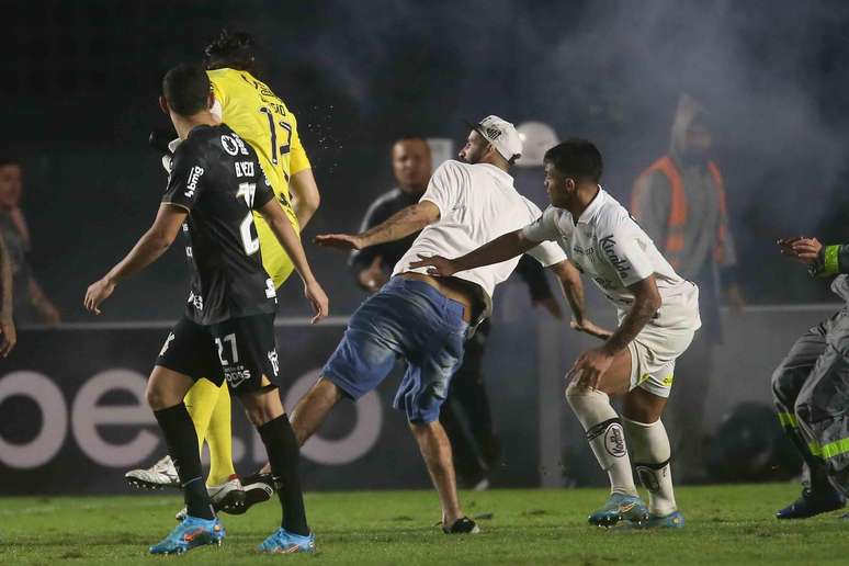 Torcedores do Santos invadiram o campo; Cássio foi agredido