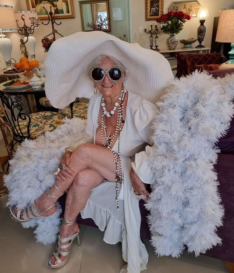 Vovó Izaura Demari: pernas de fora para celebrar a carreira de "model influencer" aos 81 anos