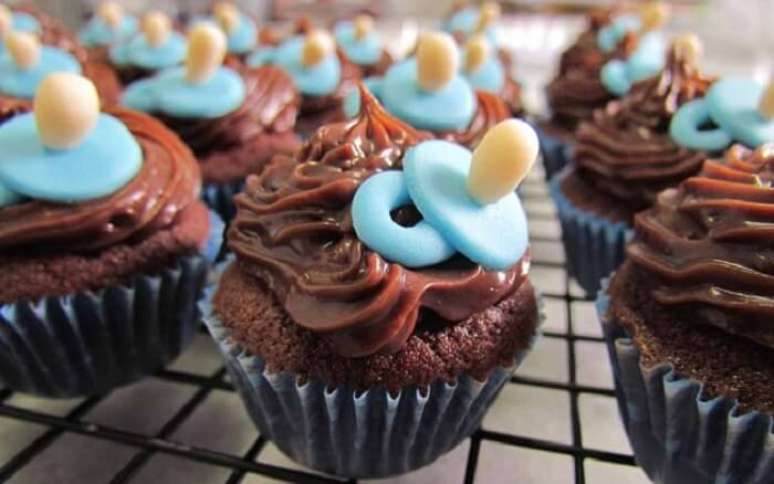 82. Cupcakes com desenho de chupeta serve de lembrancinha de maternidade. Fonte: Artesanato Passo a Passo