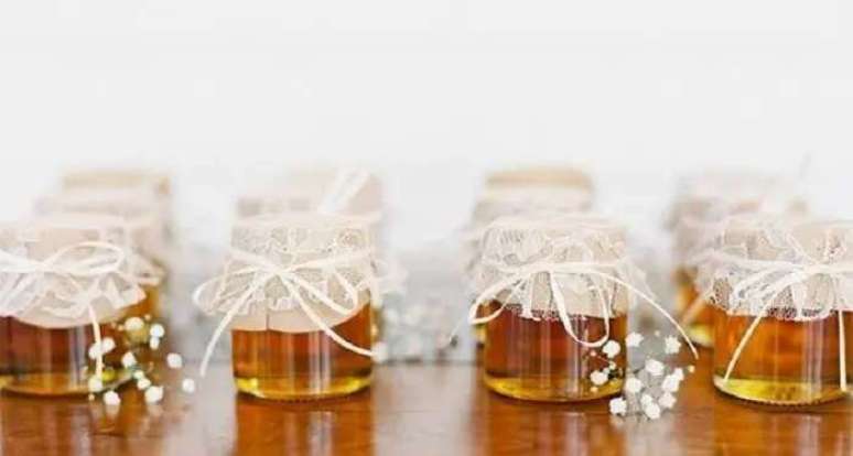 13. Lembrancinha de maternidade simples feita com pote de mel. Fonte: A Mãe e Coruja
