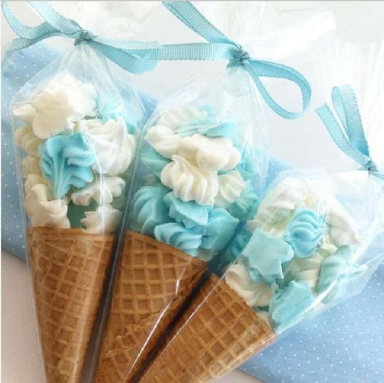 67. Suspiros na casquinha como lembrancinha de maternidade. Fonte: Cozinha Encantada