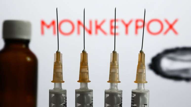 Há vacinas para a varíola dos macacos, mas não em quantidades suficientes