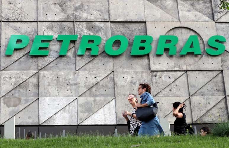 Pessoas passam em frente à sede da Petrobras no Rio de Janeiro
16/10/2019
REUTERS/Sergio Moraes