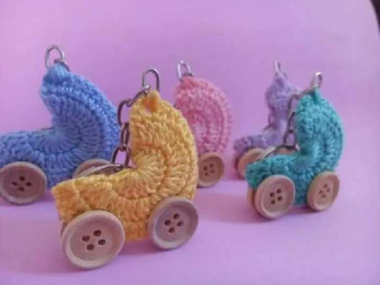 80. Chaveiro de carrinho de bebê em crochê utilizado como lembrancinha de maternidade. Fonte: Revista Artesanato