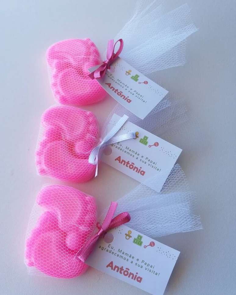 60. Mini sabonetinhos como lembrancinha de maternidade. Fonte: Moehlecke Sabonetes Artesanais
