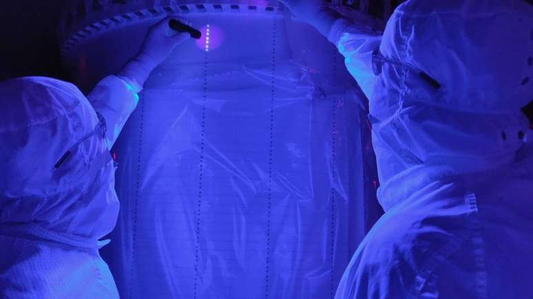 Dois investigadores da LZ inspecionando possíveis partículas de poeira no tanque de xenônio