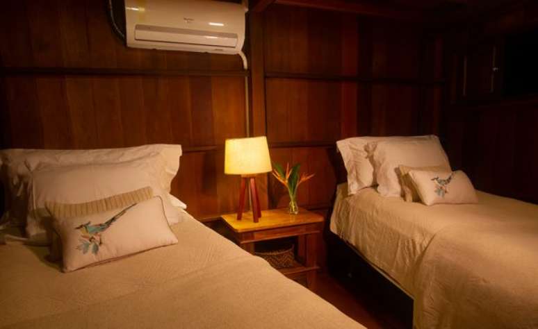 As suítes fechadas têm duas camas de solteiro e ar condicionado.
