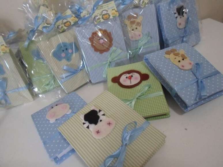 75. Bloco de notas quadriculado como lembrancinha de maternidade. Fonte: Ateli&ecirc; Pepa Maria&nbsp;