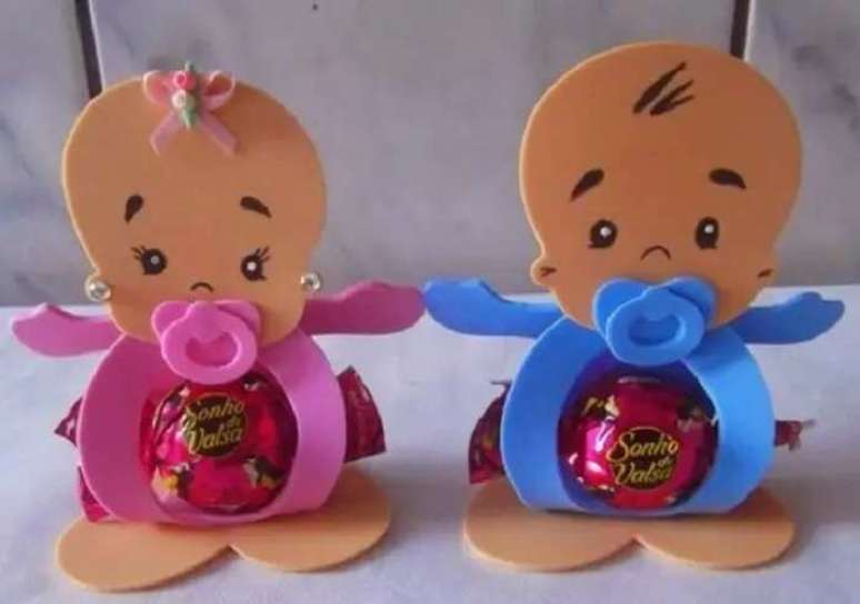 6. Lembrancinha de maternidade em eva 3D com encaixe para bombom. Fonte: Espa&ccedil;o Educar