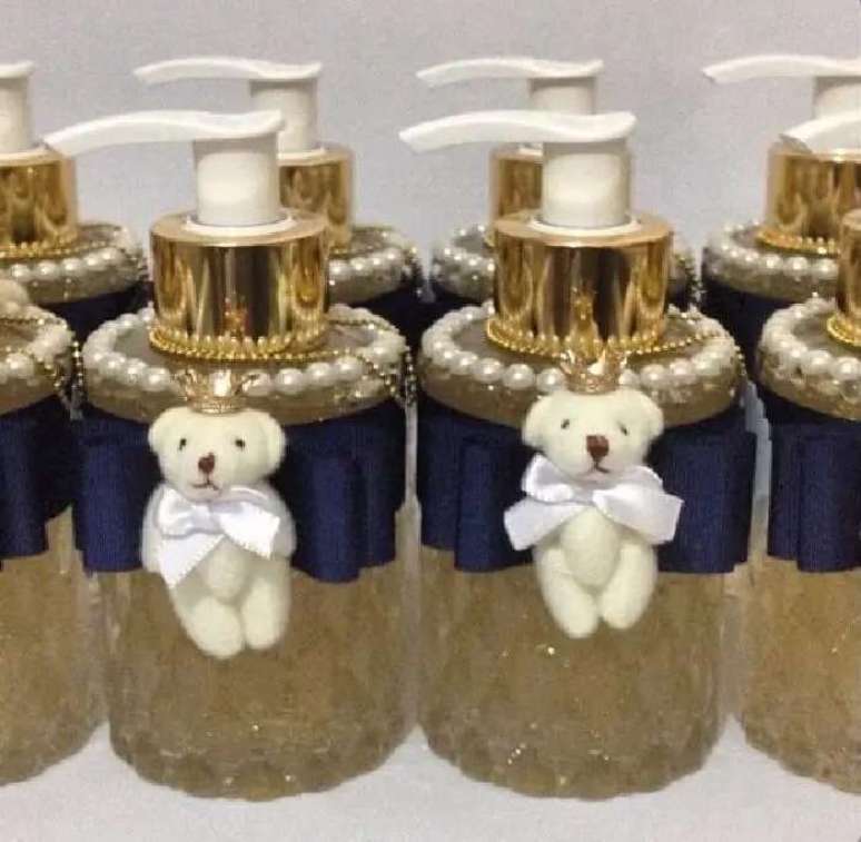 99. Sabonete l&iacute;quido utilizado como lembrancinha de maternidade. Fonte: Dulce Maria