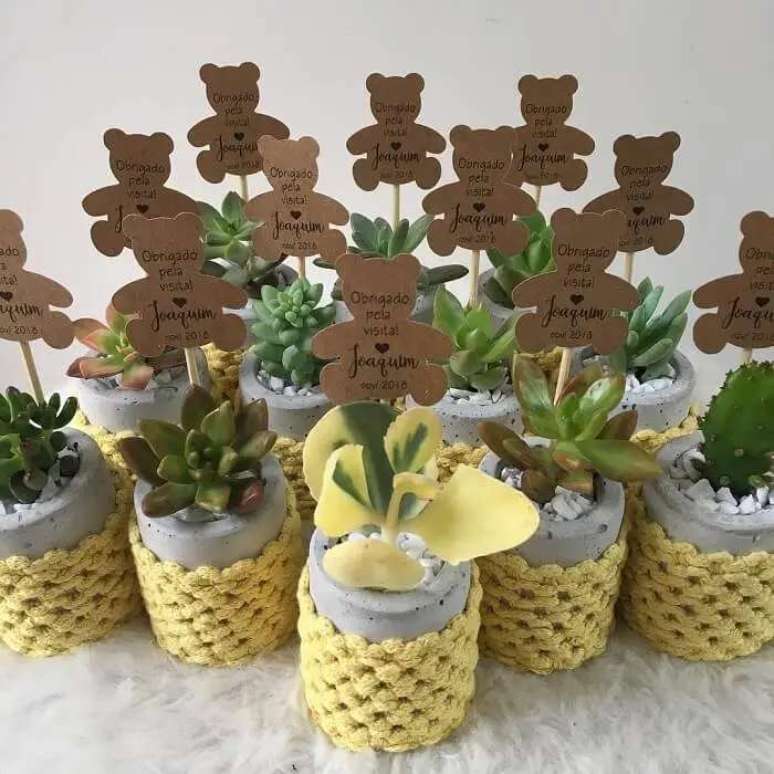 40. Suporte de croch&ecirc; com suculentas para lembrancinha de maternidade. Fonte: OH, My Concrete!