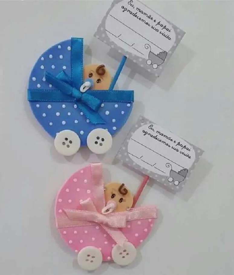 21. Im&atilde; decorativo feito com carrinho de beb&ecirc; de EVA. Fonte: Bebella Artesanato