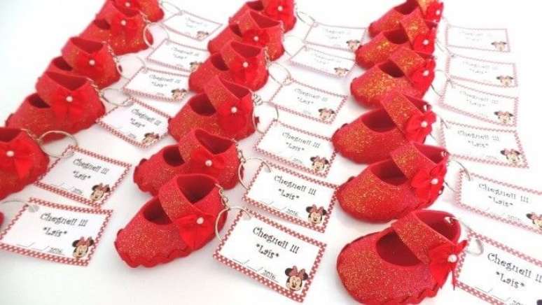 29. Sapatinho vermelho em EVA usado como lembrancinha de maternidade. Fonte: Wedding Decor