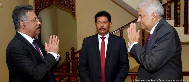 Ranil Wickremesinghe (à direita) assumiu como presidente interino do Sri Lanka ao jurar a constituição nesta sexta-feira