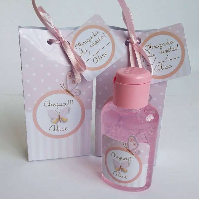 34. Caixinha personalizada com &aacute;lcool em gel como lembrancinha de maternidade. Fonte: Own Studio Criativo