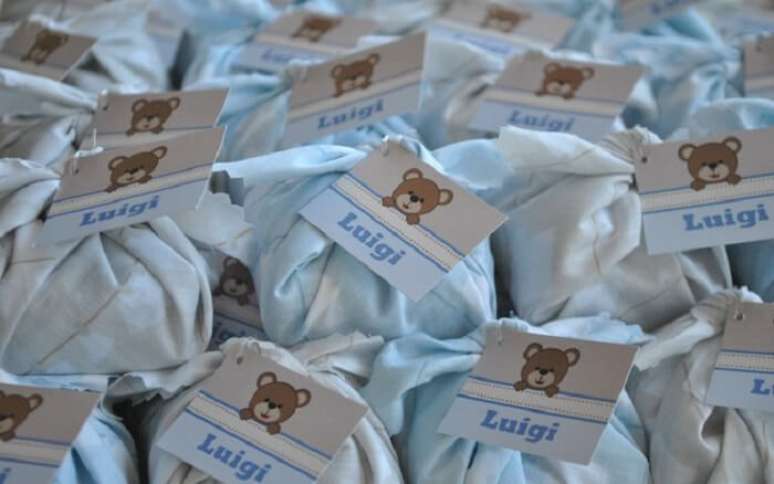 19. Brownie com embalagem e tag personalizada para lembrancinhas de maternidade. Fonte: IG Delas