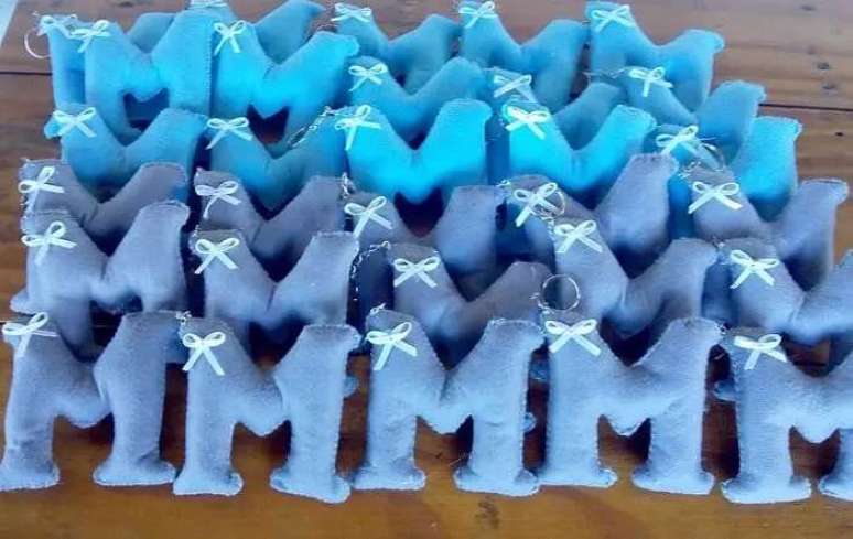 7. Lembrancinha de maternidade em feltro representa a inicial do nome do beb&ecirc;. Fonte: Nadir Baldam