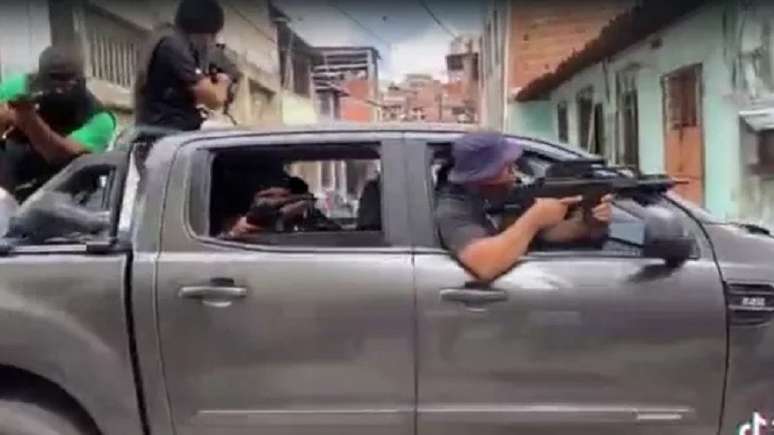 Imagem mostra um grupo armado dentro de um carro em clipe de pastor baiano