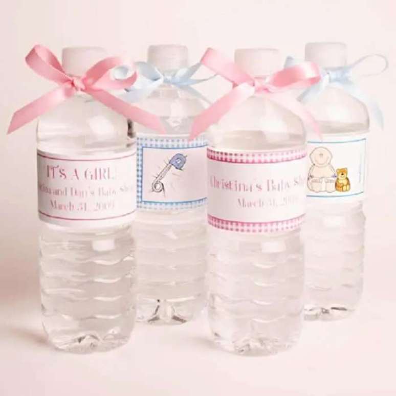 9. Lembrancinha de maternidade barata feita com garrafa de água e rótulo personalizado. Fonte: Mercado Livre