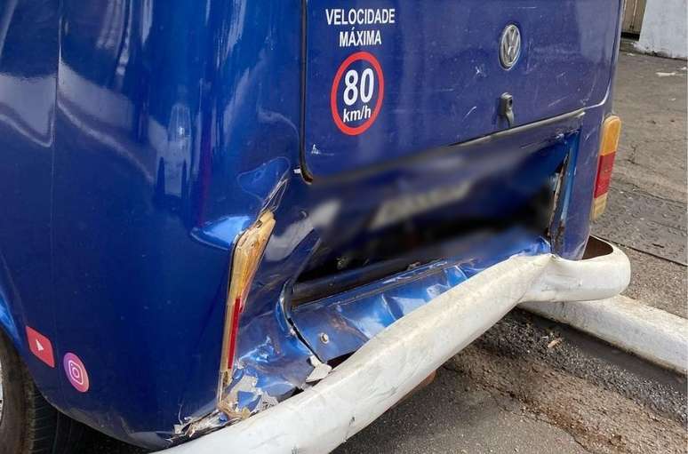 Traseira da Kombi ficou destru&iacute;da ap&oacute;s batida