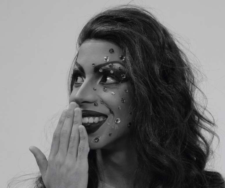 Randal Savino fez um livro-reportagem sobre o processo de transforma&ccedil;&atilde;o das dragsqueens de Mogi das Cruzes e regi&atilde;o