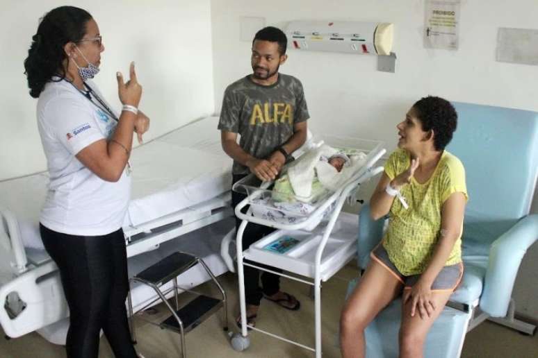 Intérprete de Libras acompanhou casal do pré-natal à alta depois do parto