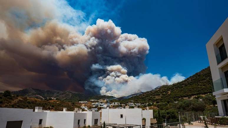 Sul da Espanha: Incêndio nas colinas de Mijas está próximo a casas de veraneio