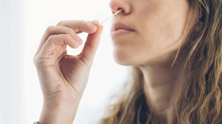O swab não precisa ser introduzido tão fundo, mas também não pode ficar só na pontinha das narinas