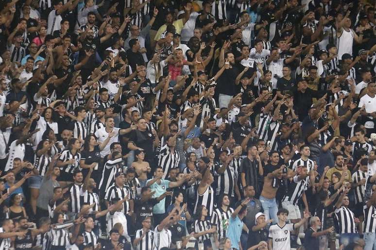 Torcida do Botafogo já pode garantir seu ingresso para o jogo com o Santos, na Vila Belmiro (Foto: Vítor Silva/Botafogo)