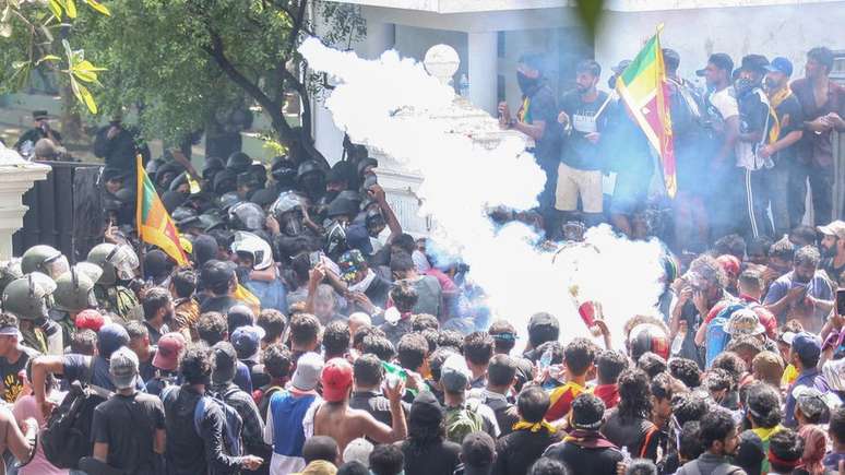 Manifestantes no Sri Lanka tomaram o palácio presidencial