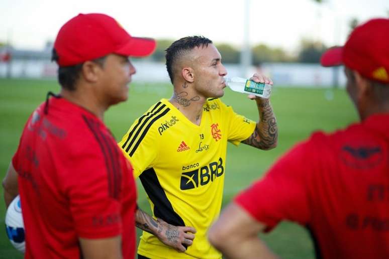 Cebolinha se hidrata após suar a camisa no treino do Flamengo (Foto: Gilvan de Souza/Flamengo)