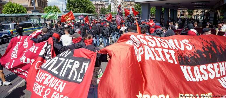 Milhares de contramanifestantes bloqueiam ato neonazista em Mainz, que reuniu apenas 50 membros do grupo NSP
