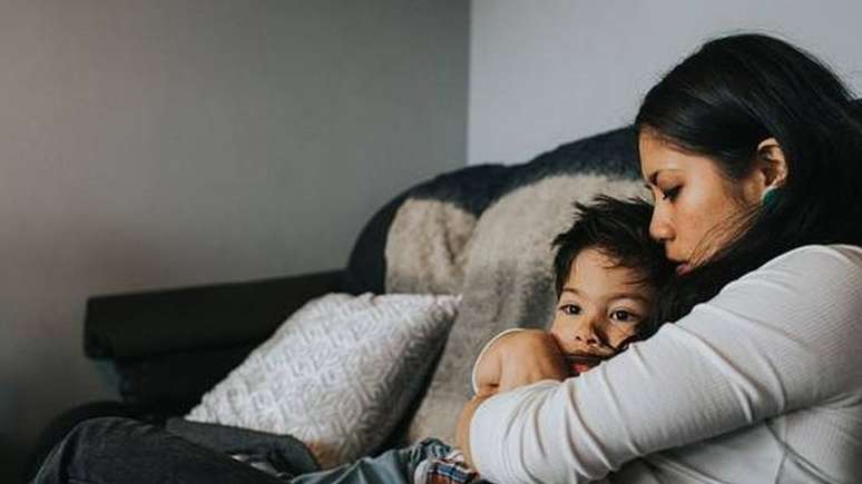 Durante a pandemia, o apoio emocional dos pais aos seus filhos aliviou o impacto do estresse, segundo os pesquisadores