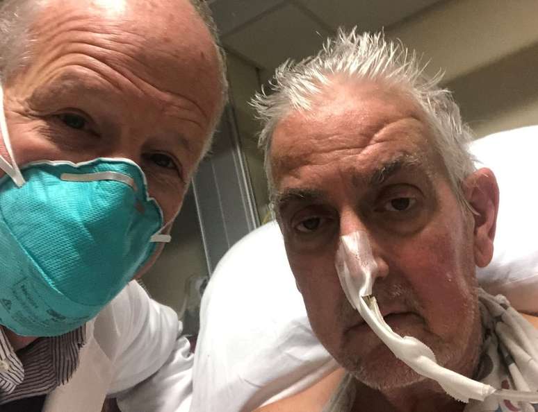 David Bennett (&agrave; direita) foi a primeira pessoa a receber um cora&ccedil;&atilde;o su&iacute;no por meio de um transplante