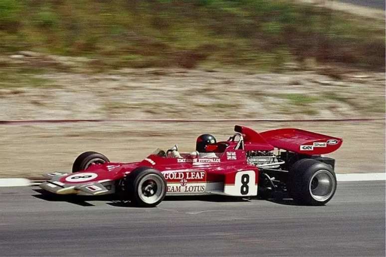 Emerson Fittipaldi pilotando a Lotus 72 em 1971