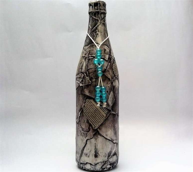 110. Recortes de jornal para garrafas decoradas. Fonte: Variedades GisArte