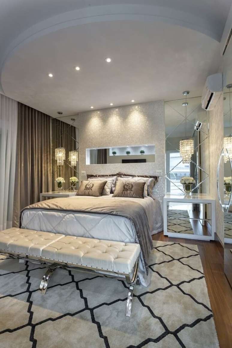 89. Quarto de luxo com mesa de cabeceira espelhada. Fonte: Iara Kilaris