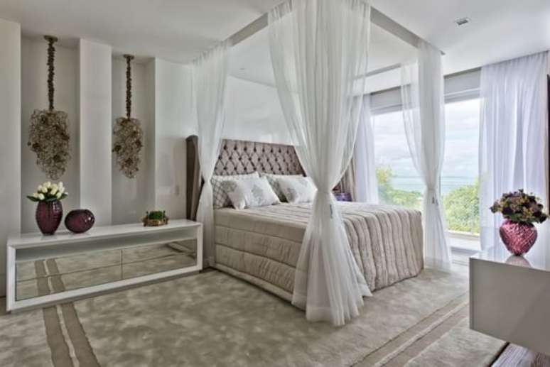 64. Quarto de luxo com tons de roxo na decora&ccedil;&atilde;o clean e sofisticada &ndash; Foto: Artesanato Total