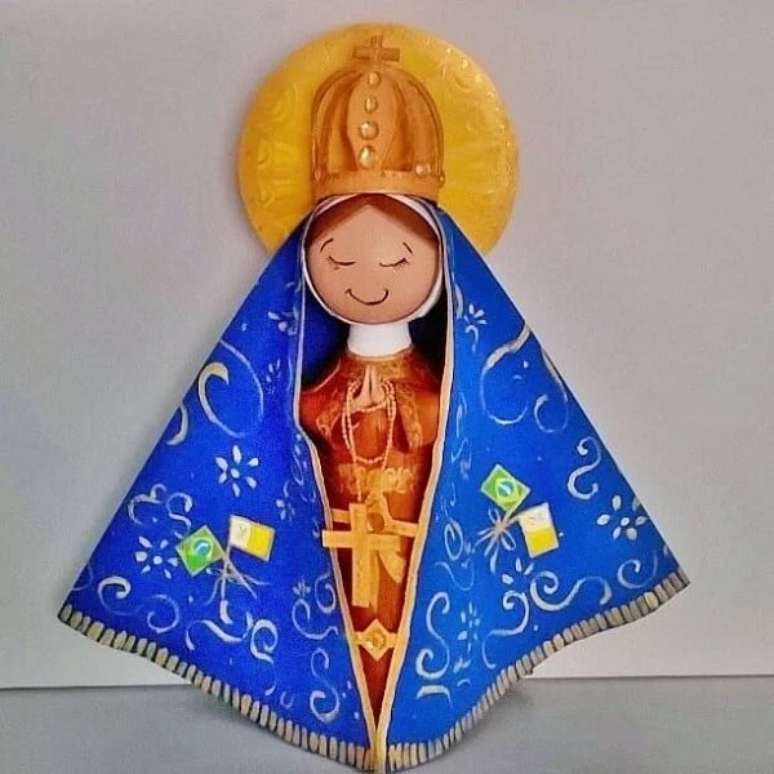 100. Garrafas decoradas se transformam na Nossa Senhora Aparecida. Fonte: Rosane Martins Artista Pl&aacute;stica